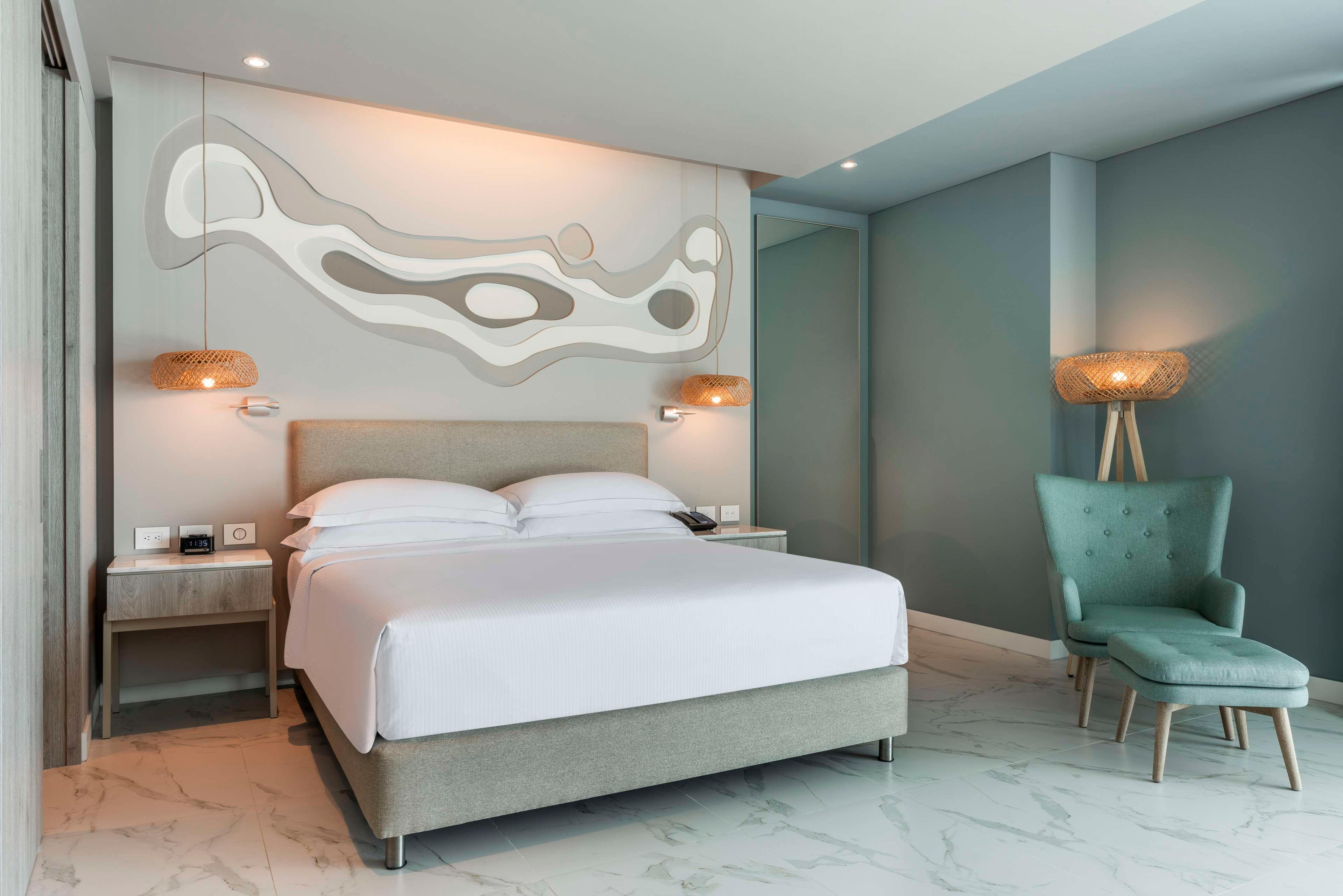 JUNIOR SUITE, KING BED, OCEAN VIEW, SOFA, BALCONY