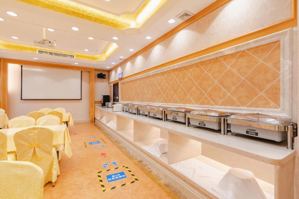 Vienna Hotel (Shenzhen Gushu Metro Station) 17/56