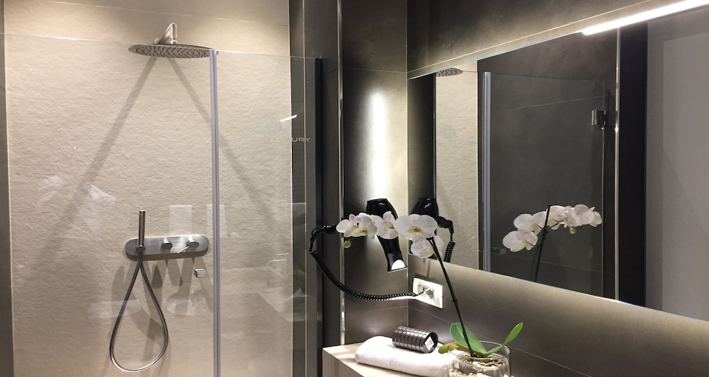 Private Luxury Suite 61/69