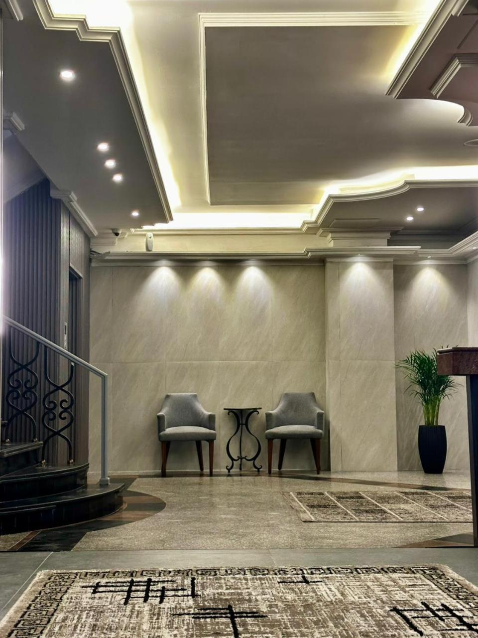 White House Suites 38/58