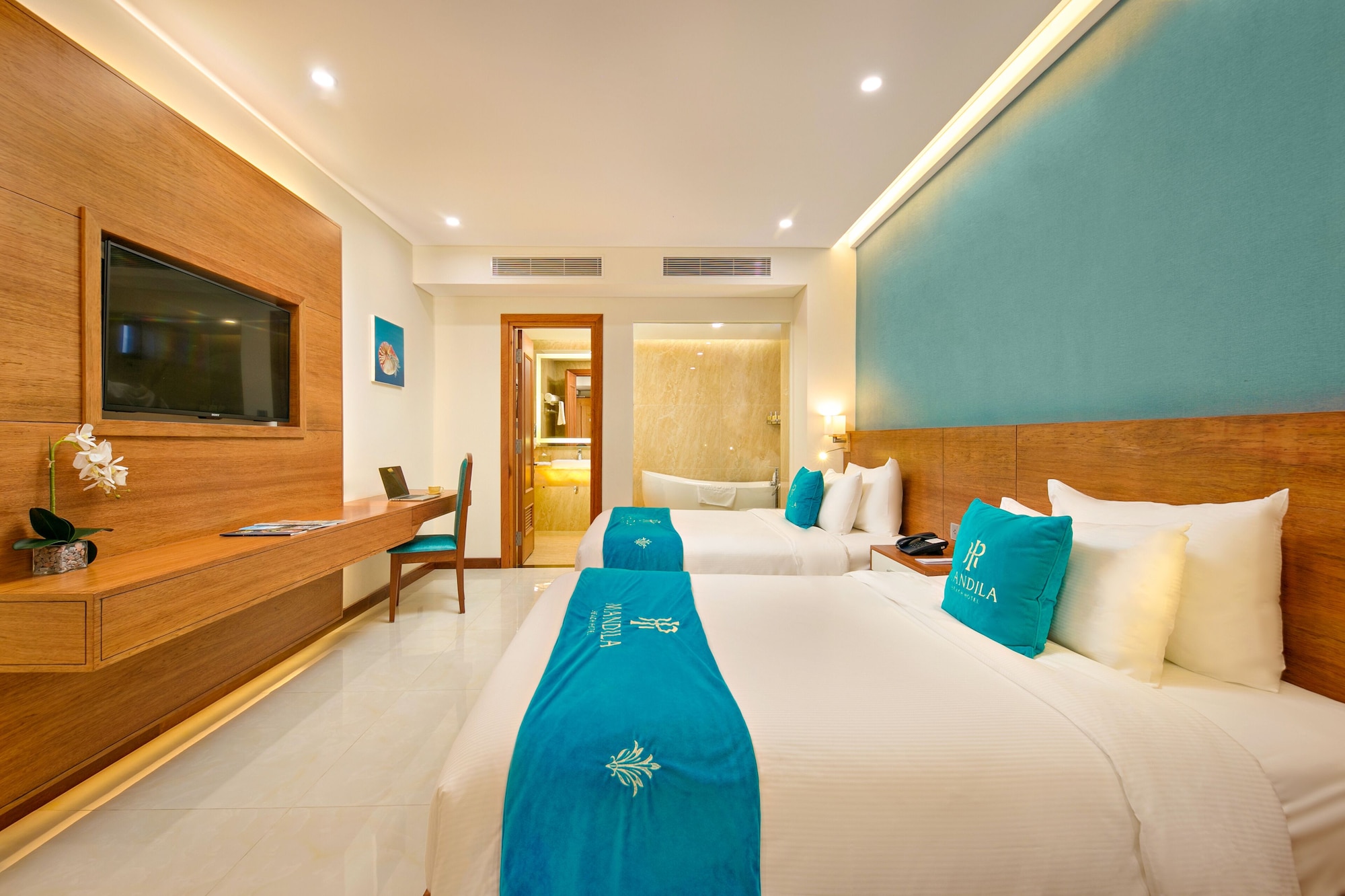Deluxe, 2 Double Beds, Bathtub
