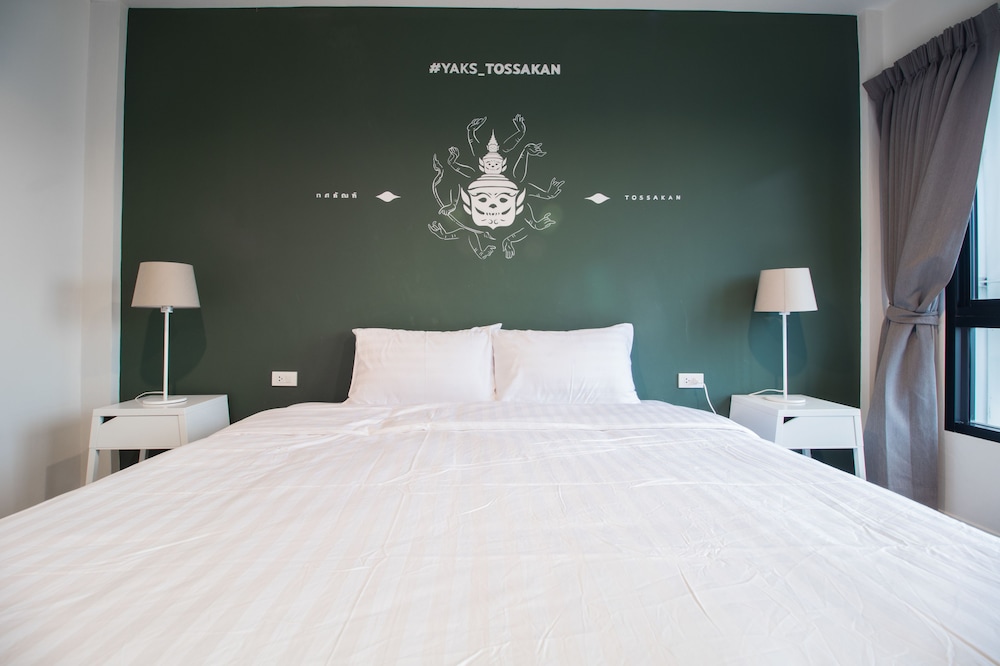 Yaks Hostel 18/40