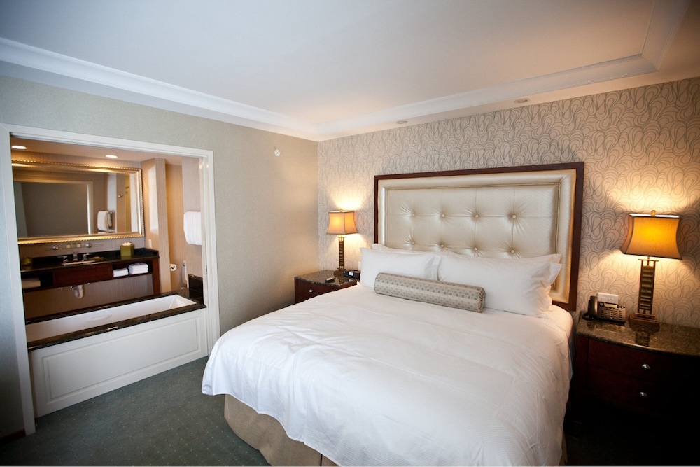JUNIOR SUITE, KING BED, BATHTUB
