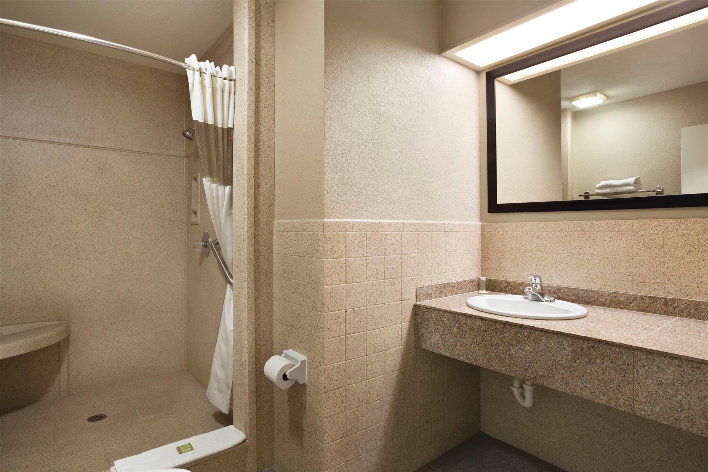 Super 8 by Wyndham McAllen/Downtown/La Plaza Mall 5/6