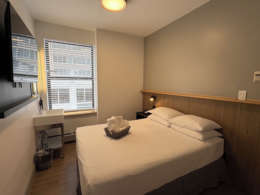 ROOM, DOUBLE BED, SHARED BATHROOM