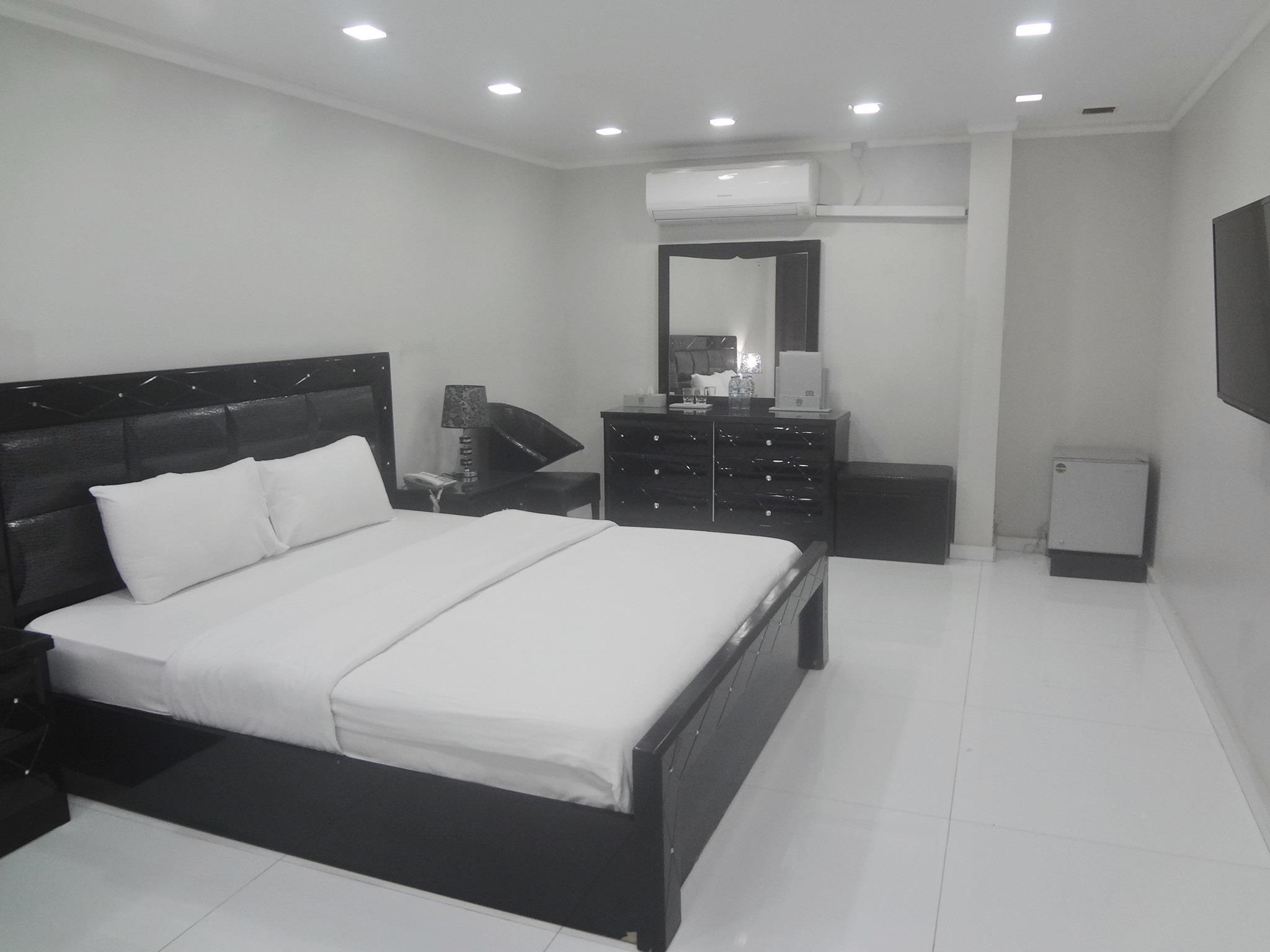 ROOM, DOUBLE OR TWIN BED