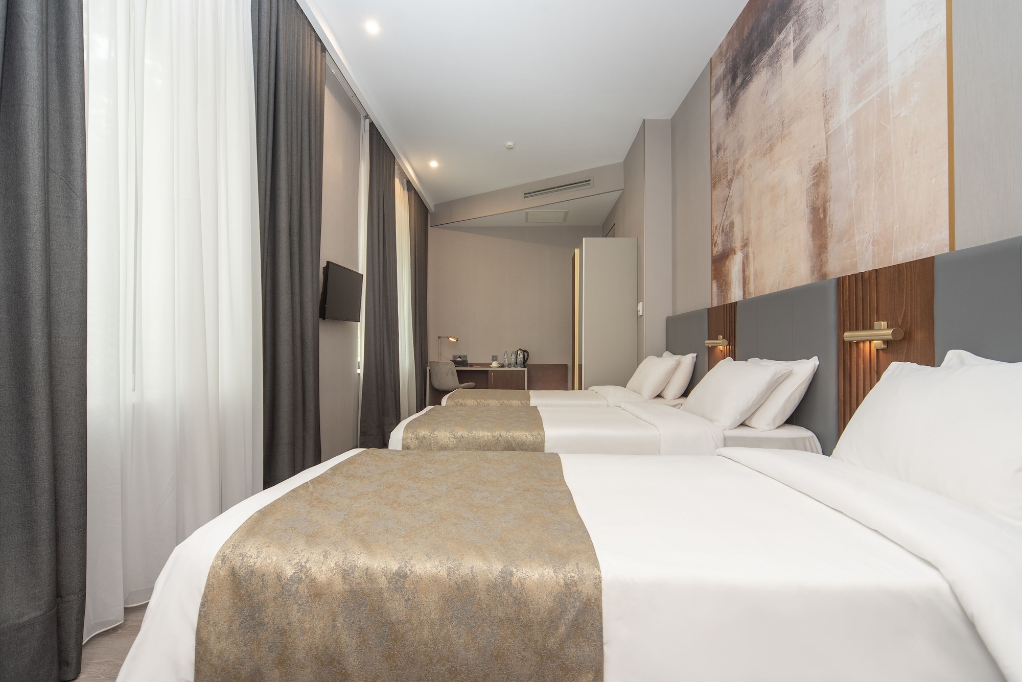 ROOM, TRIPLE, MULTIPLE BEDS