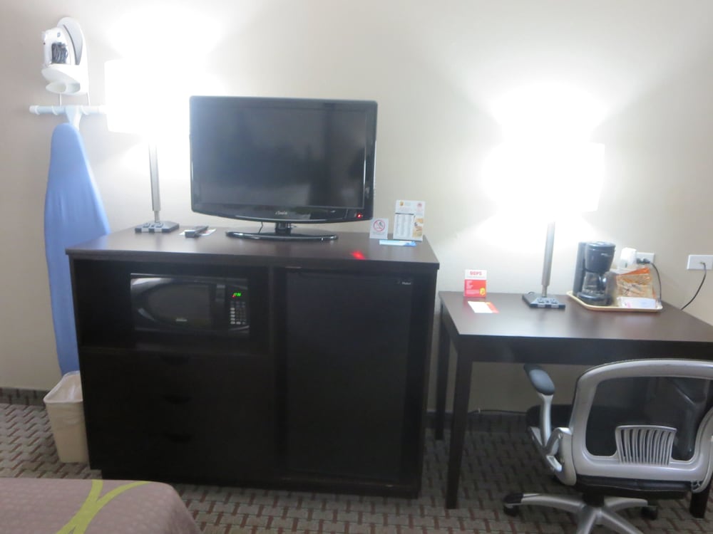 Super 8 by Wyndham Mundelein/Libertyville Area 38/45