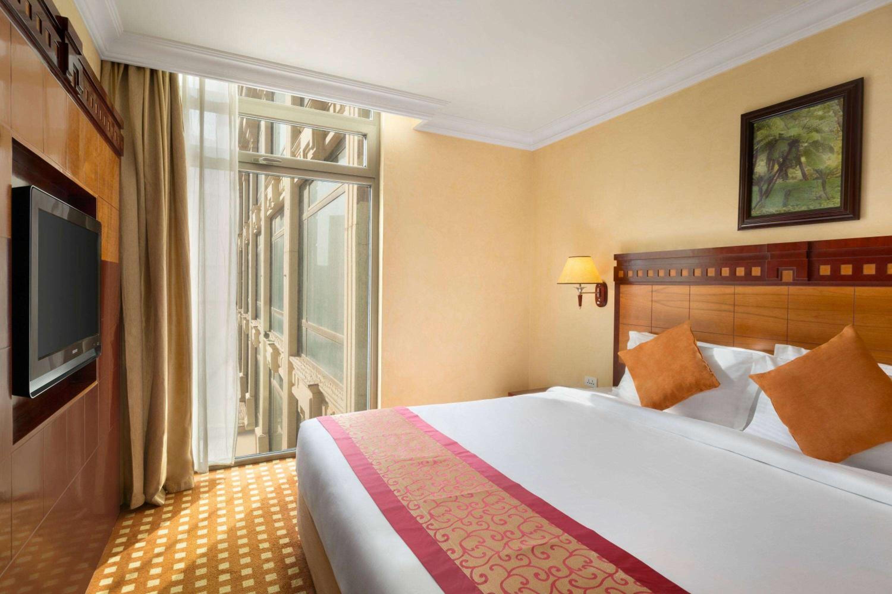 Business, Suite, King Bed, Smoking