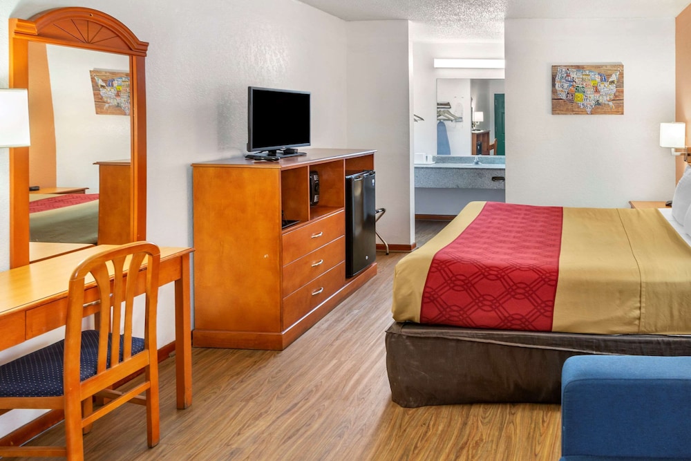 Econo Lodge Inn & Suites Albany North 38/41