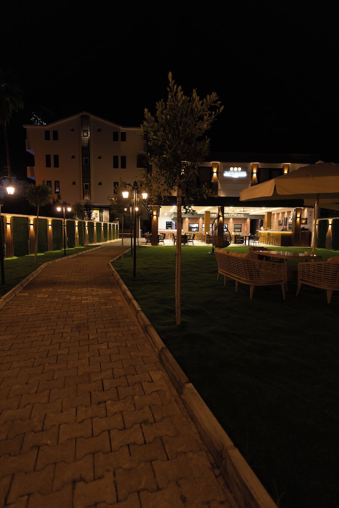 Three Points Hotel 40/47