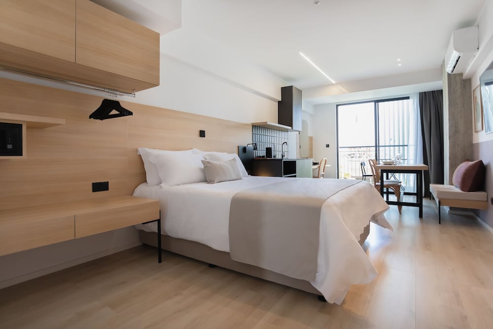 DELUXE, STUDIO, SUITE