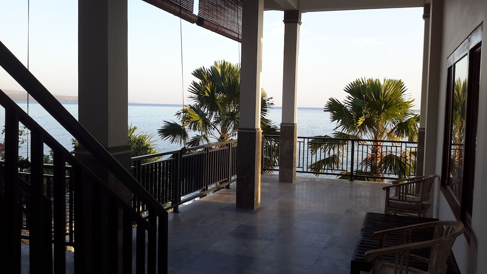 Amed Beach Villa 47/49