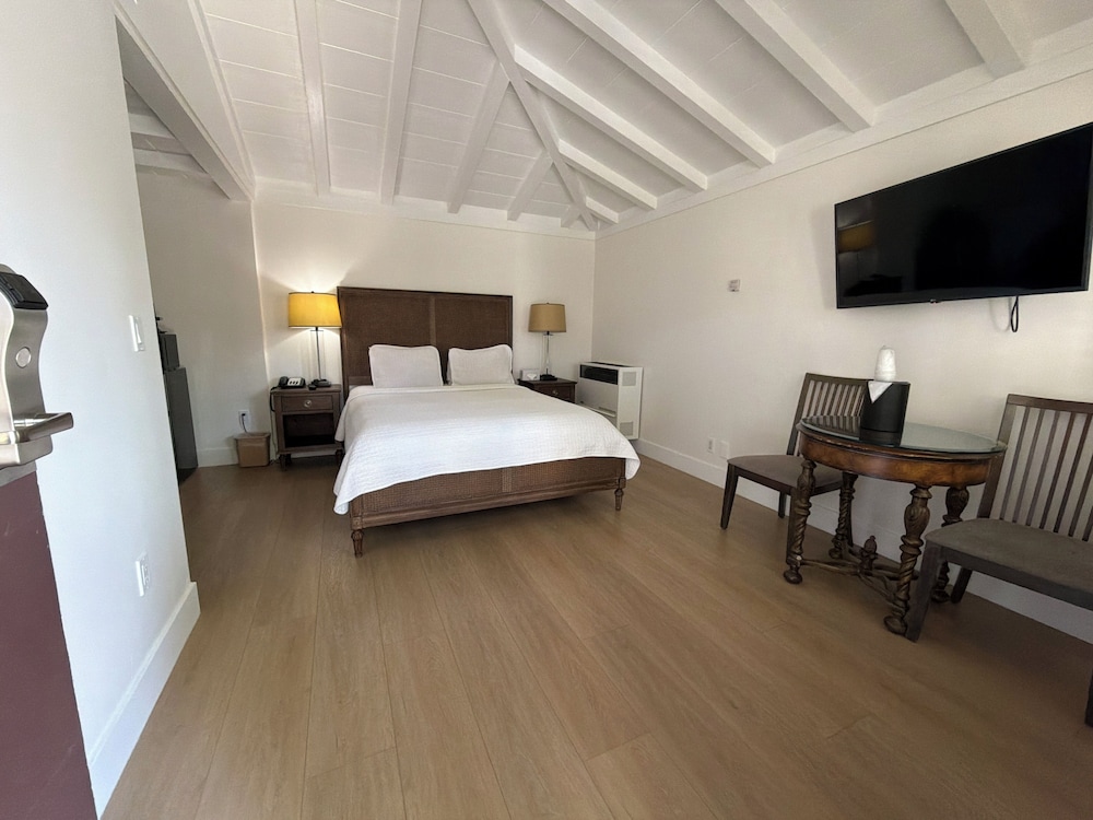 COTTAGE, QUEEN BED