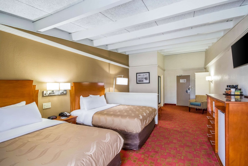 Quality Inn & Suites Kansas City - Independence I-70 East 15/34