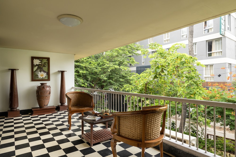 HANU REDDY RESIDENCES - WALLACE GARDEN 48/50