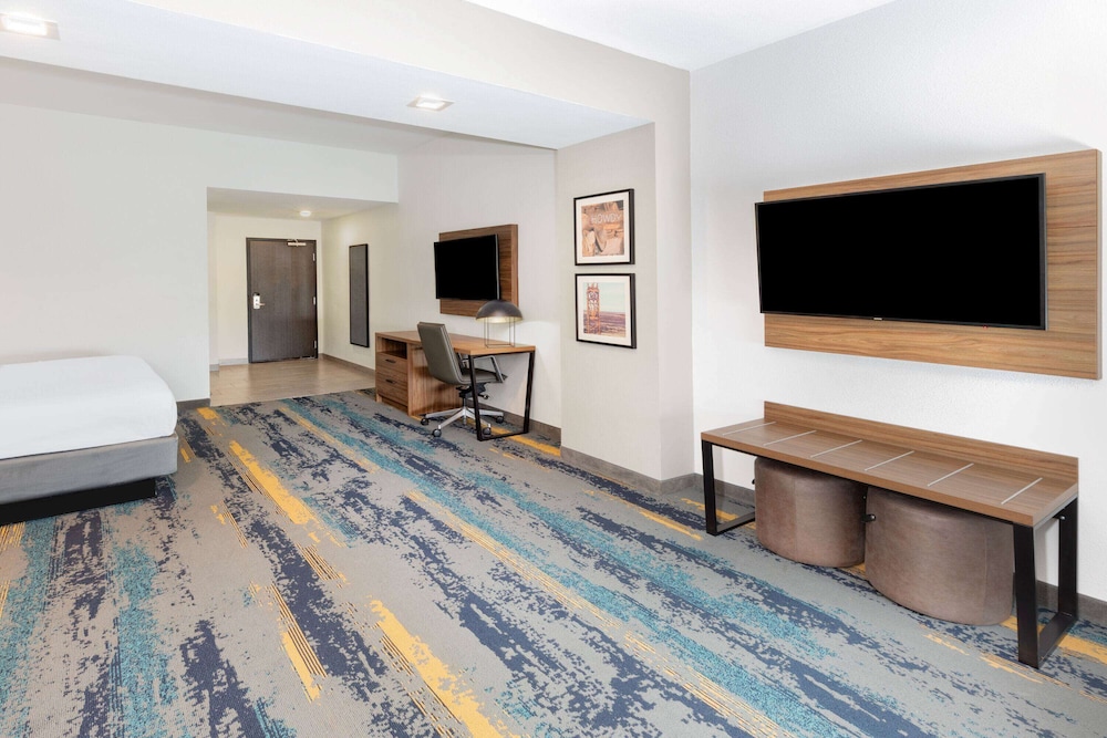La Quinta Inn & Suites by Wyndham Texas City I 45 44/59
