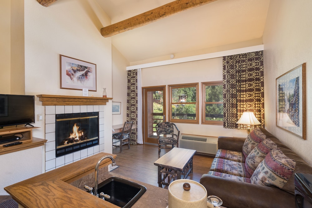 The Pines Resort 32/47