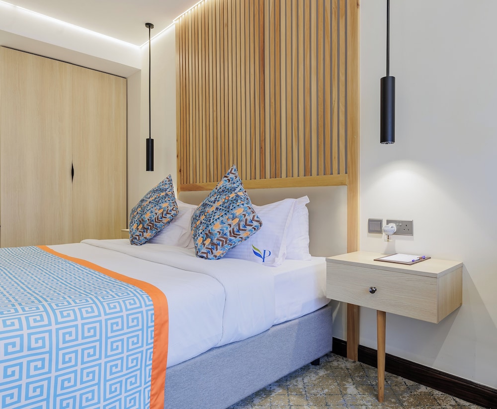 DELUXE, QUEEN BED, CITY VIEW