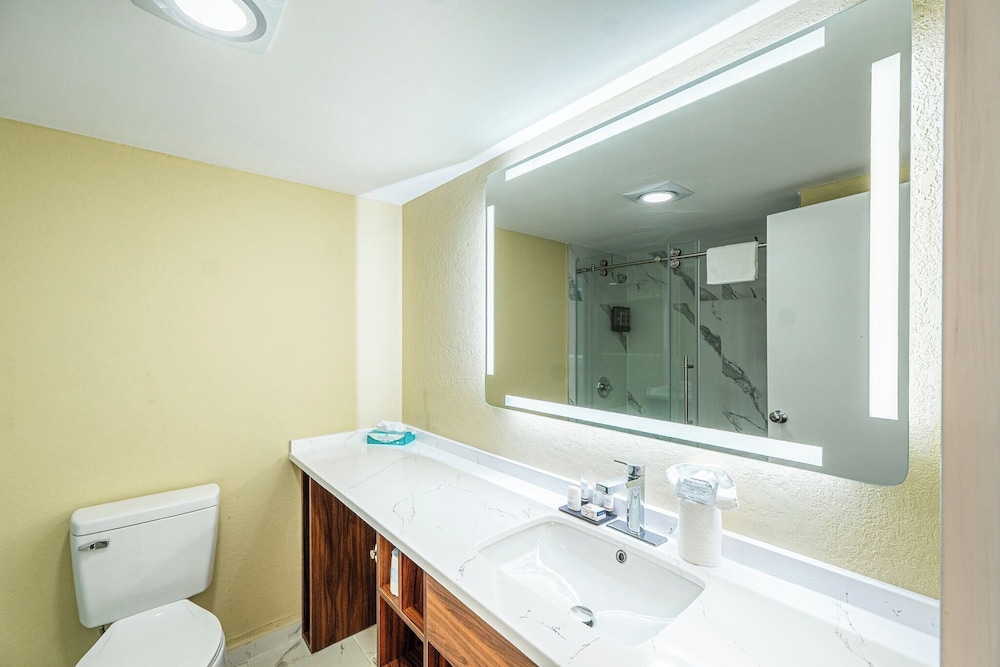 Holiday Lodge Hotel &amp; Conference Center 50/50