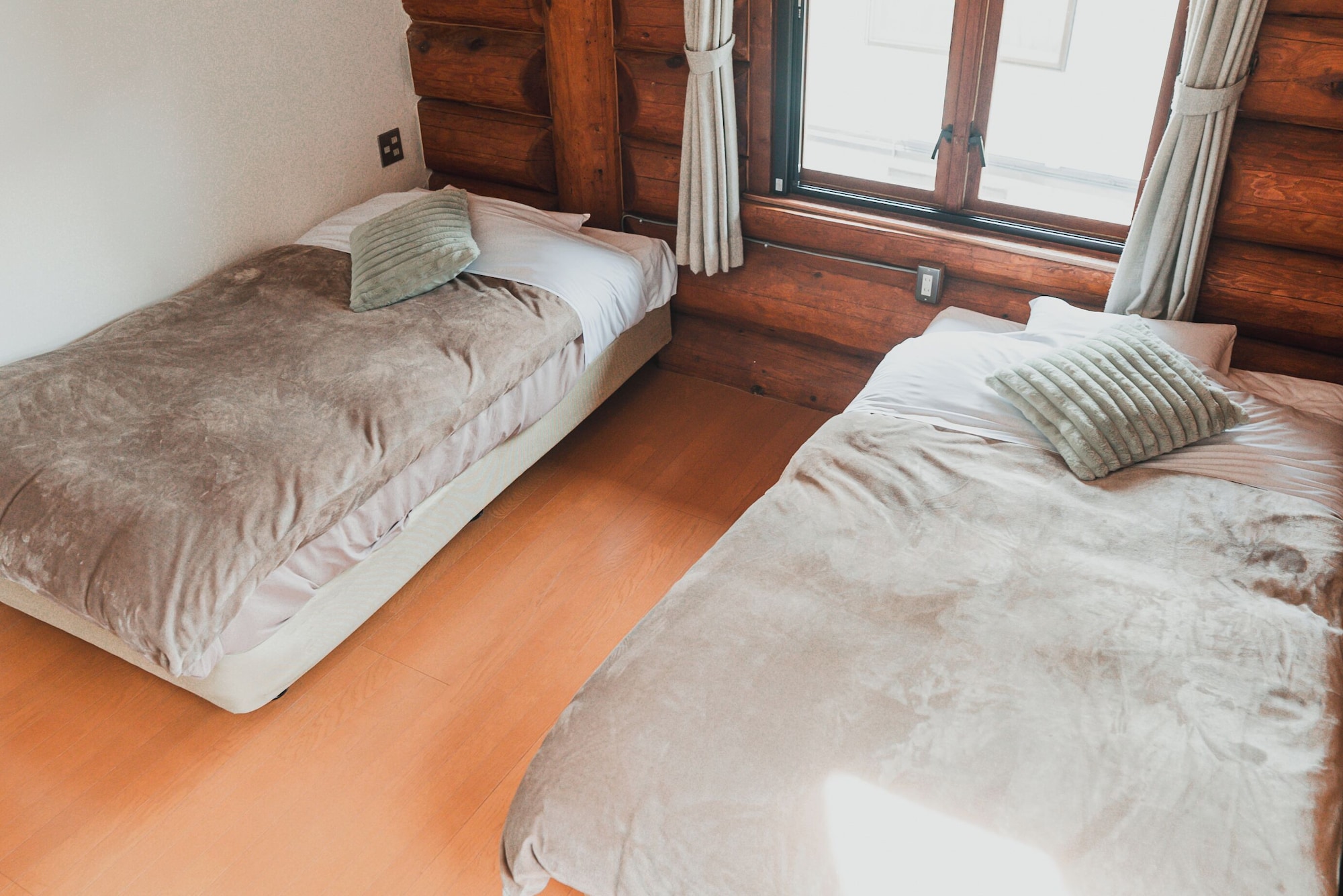 DELUXE, TWIN BEDS, PRIVATE BATHROOM