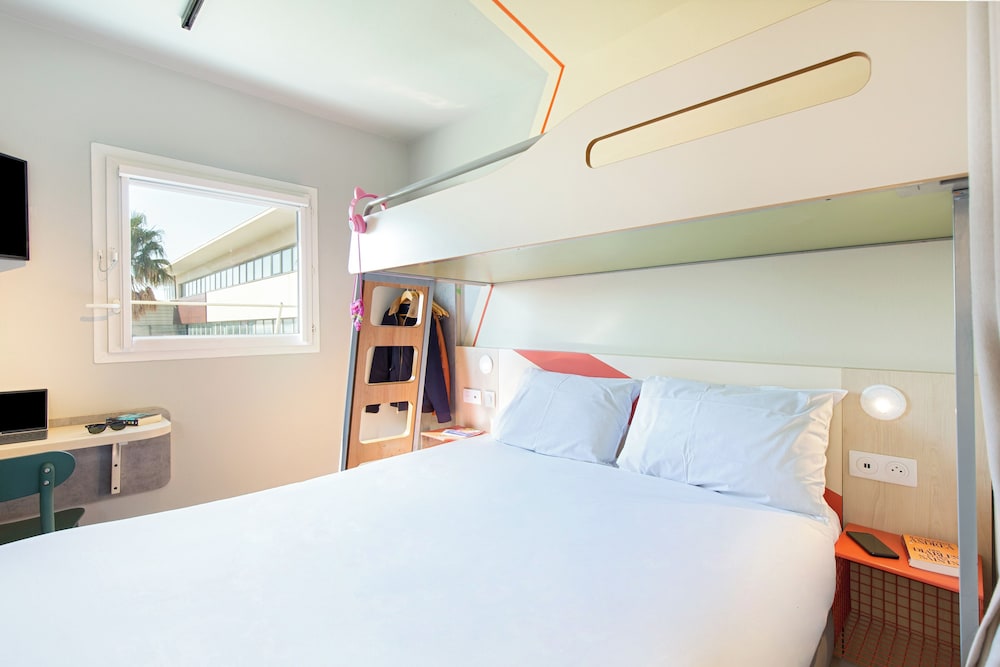 ROOM, TRIPLE, MULTIPLE BEDS