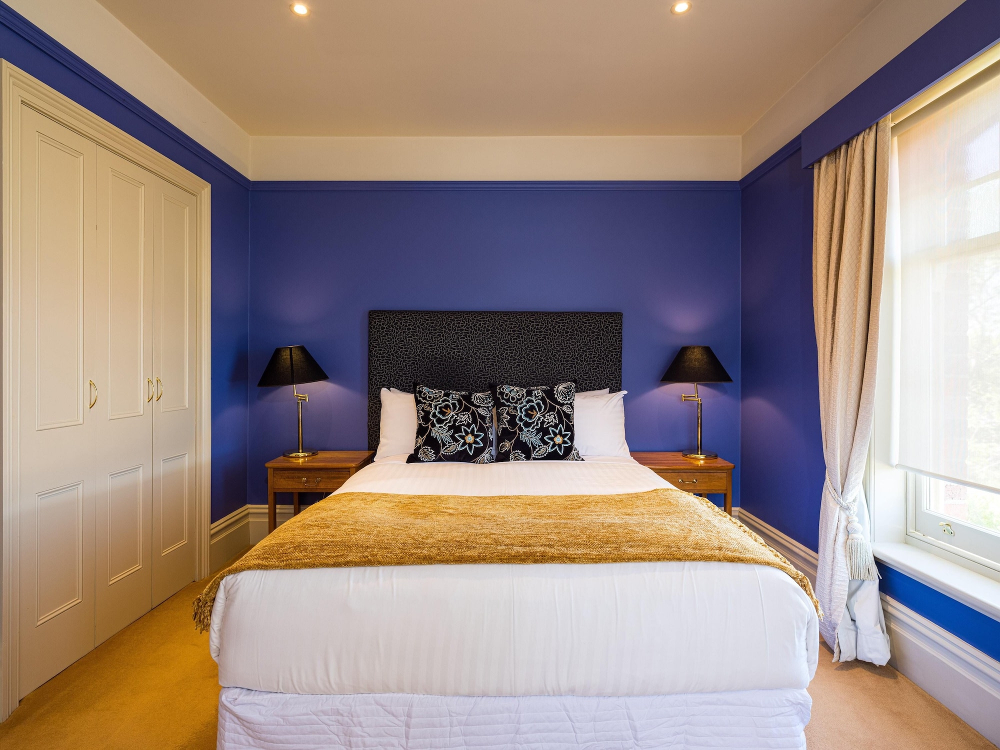 King Bed, Water View