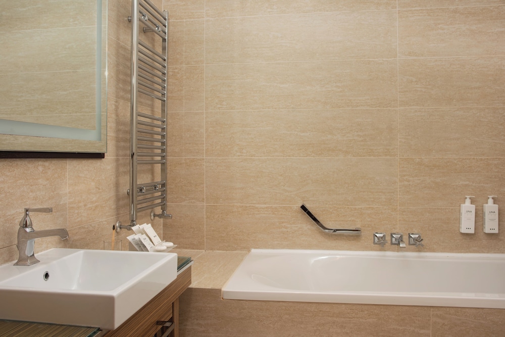 غرفة سوبيريور ثلاثية بسرير مزدوج وسرير فردي، UNAHOTELS Deco Roma 6/6