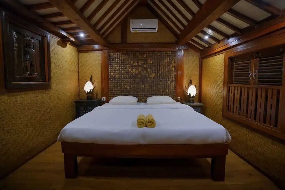 EXCLUSIVE, VILLA