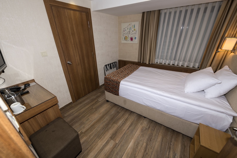 B Guest Hotel 13/66
