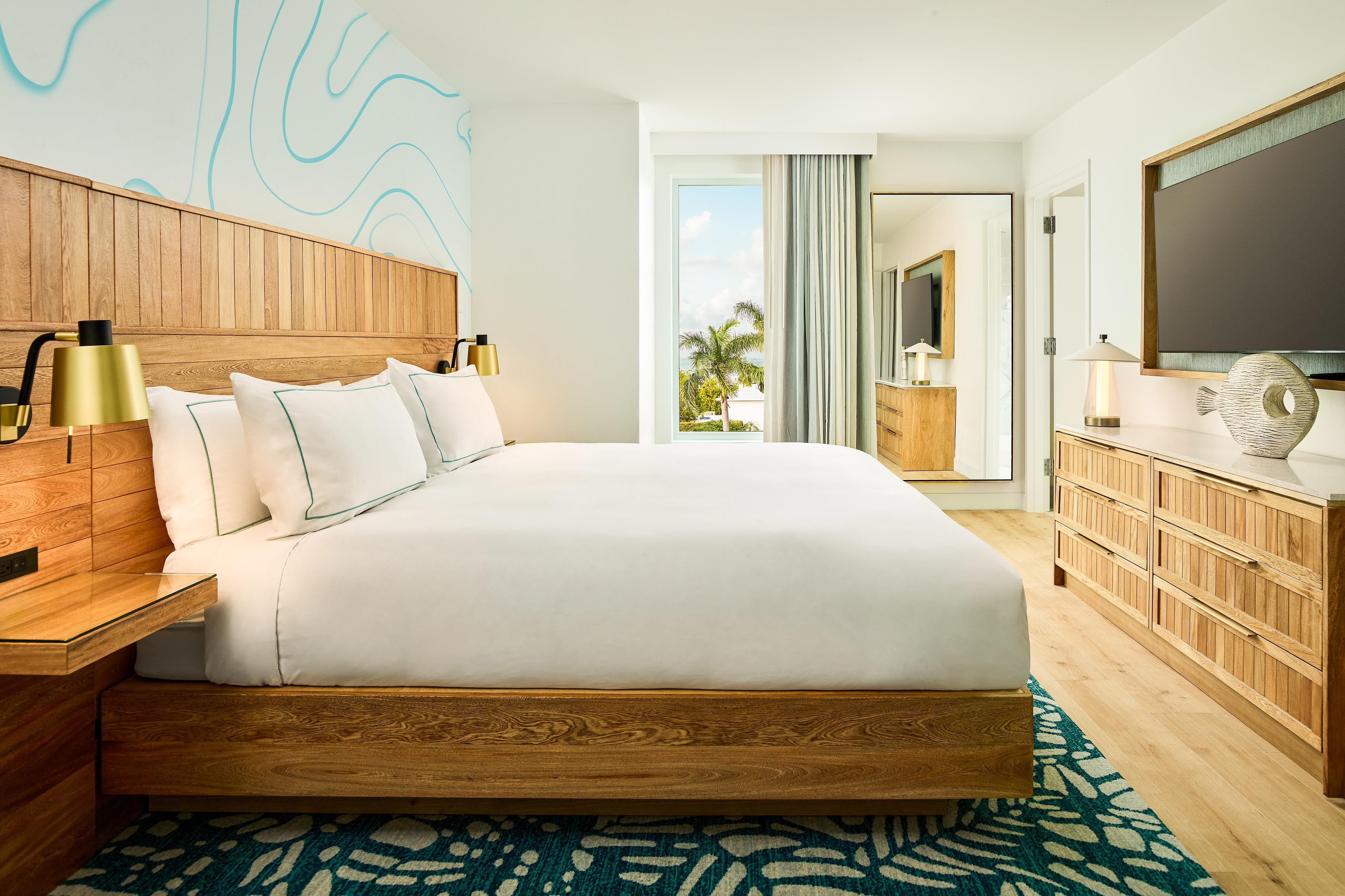 جناح بسرير كينج بغرفة نوم واحدة لذوي الإعاقة، Faro Blanco Resort Marathon Florida Keys, Curio by Hilton 2/6