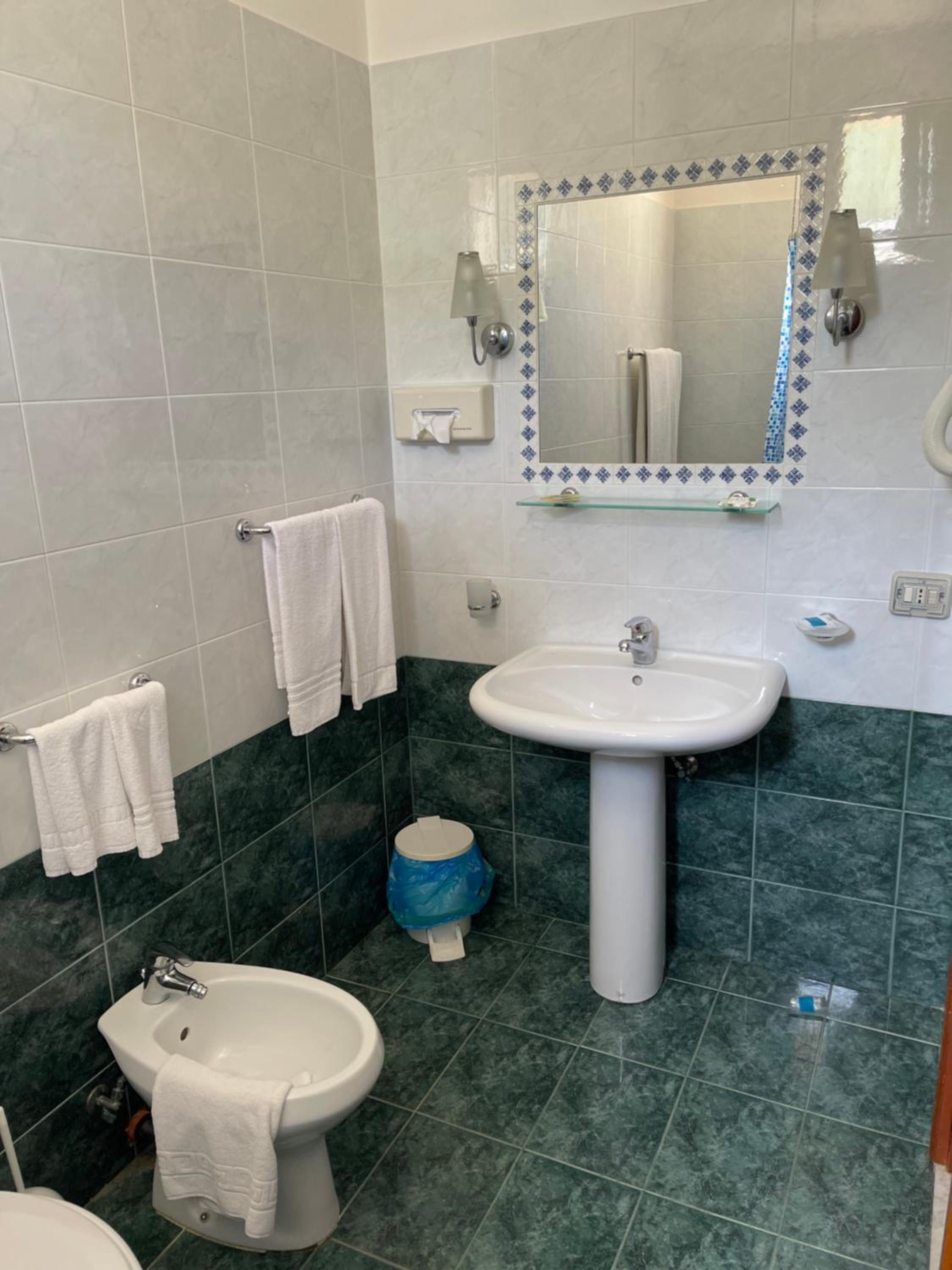 غرفة بسرير مزدوج أو سريرين منفصلين، Hotel Miramare Garzia 5/5