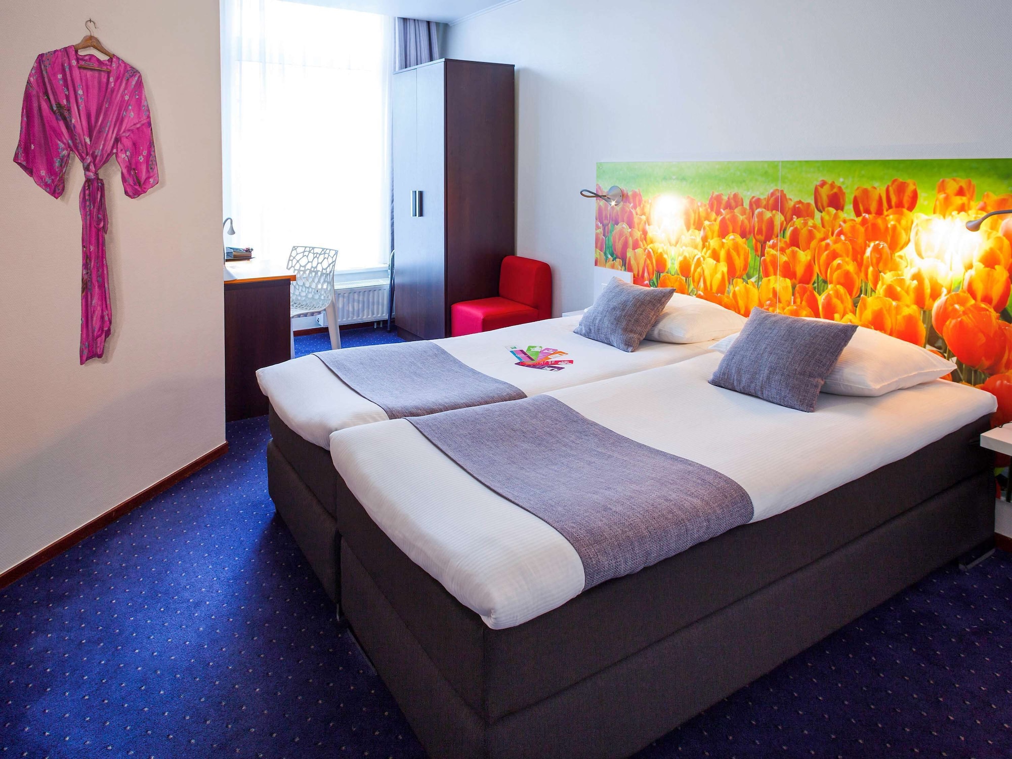ROOM, TWIN BEDS