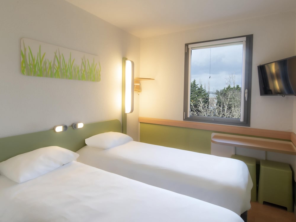 ROOM, TWIN BEDS