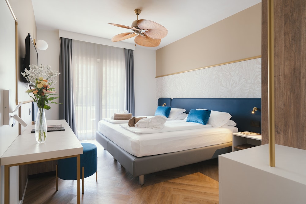 SUPERIOR, DOUBLE BED, GARDEN VIEW, BALCONY, HIGH FLOOR