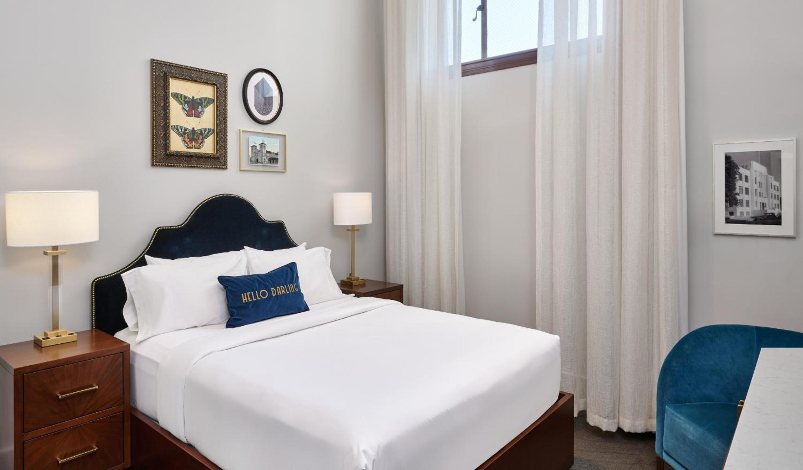 Room, Queen Bed, Darling Hotel 2/5