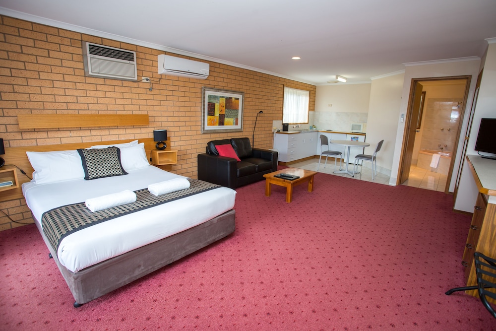 Blue Whale Motor Inn and Apartments 12/55