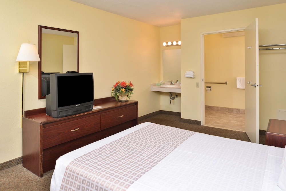 Americas Best Value Inn Pittsburgh Airport 22/36