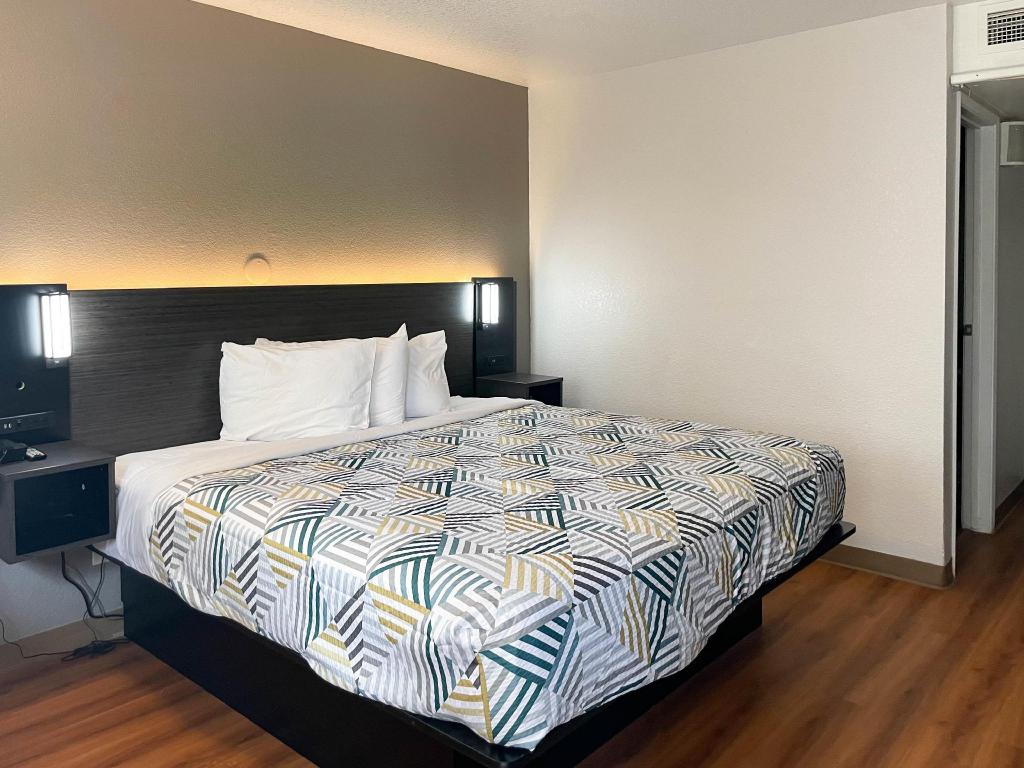 1 Queen Bed - Modern, ADA Accessible, Nsmk