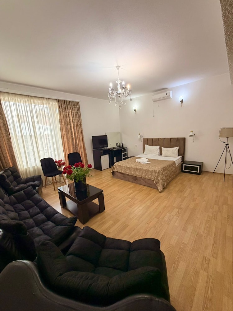Qeroli Hotel 28/50