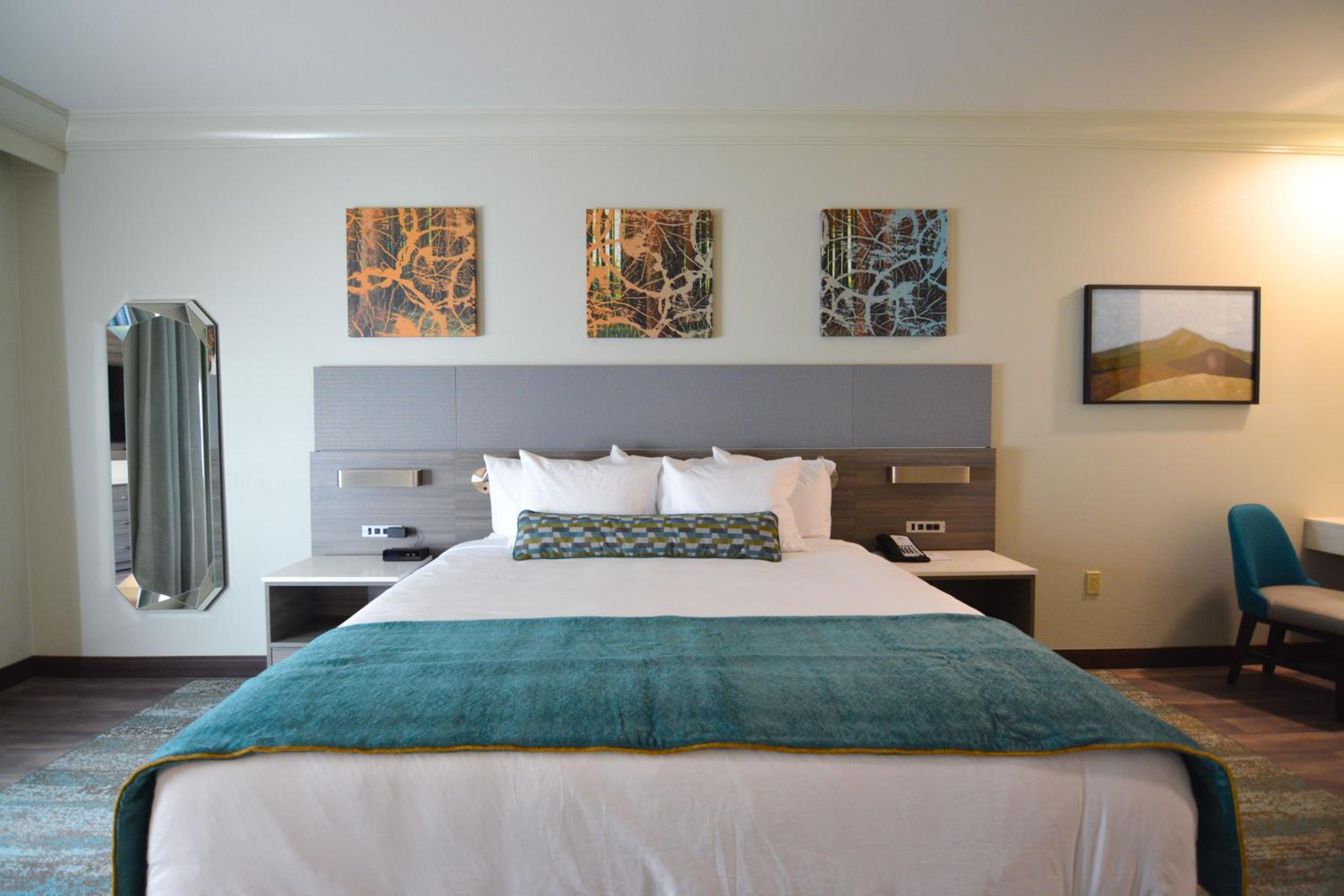Room, King Bed, Balcony, Blue Lake Casino Hotel 5/10