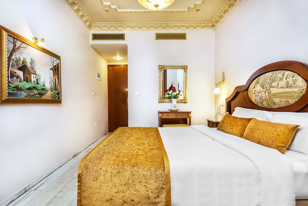 STANDARD, KING BED, CITY VIEW