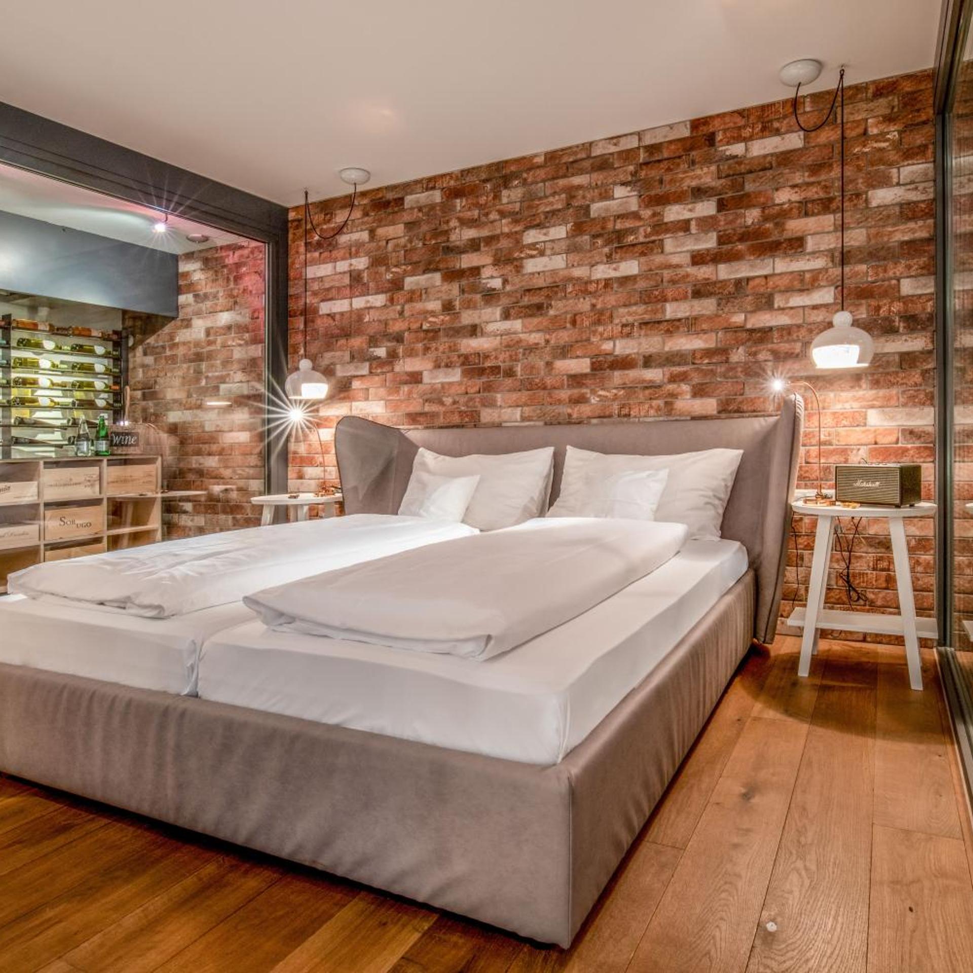 Theme, Twin Beds
