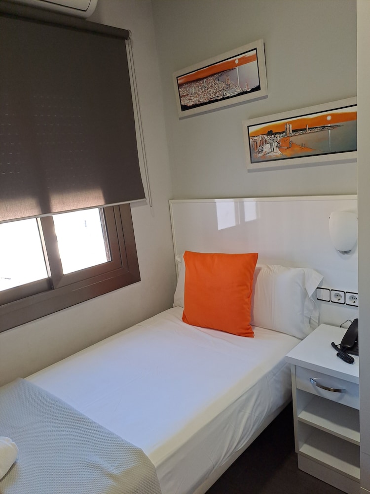 ROOM, SINGLE