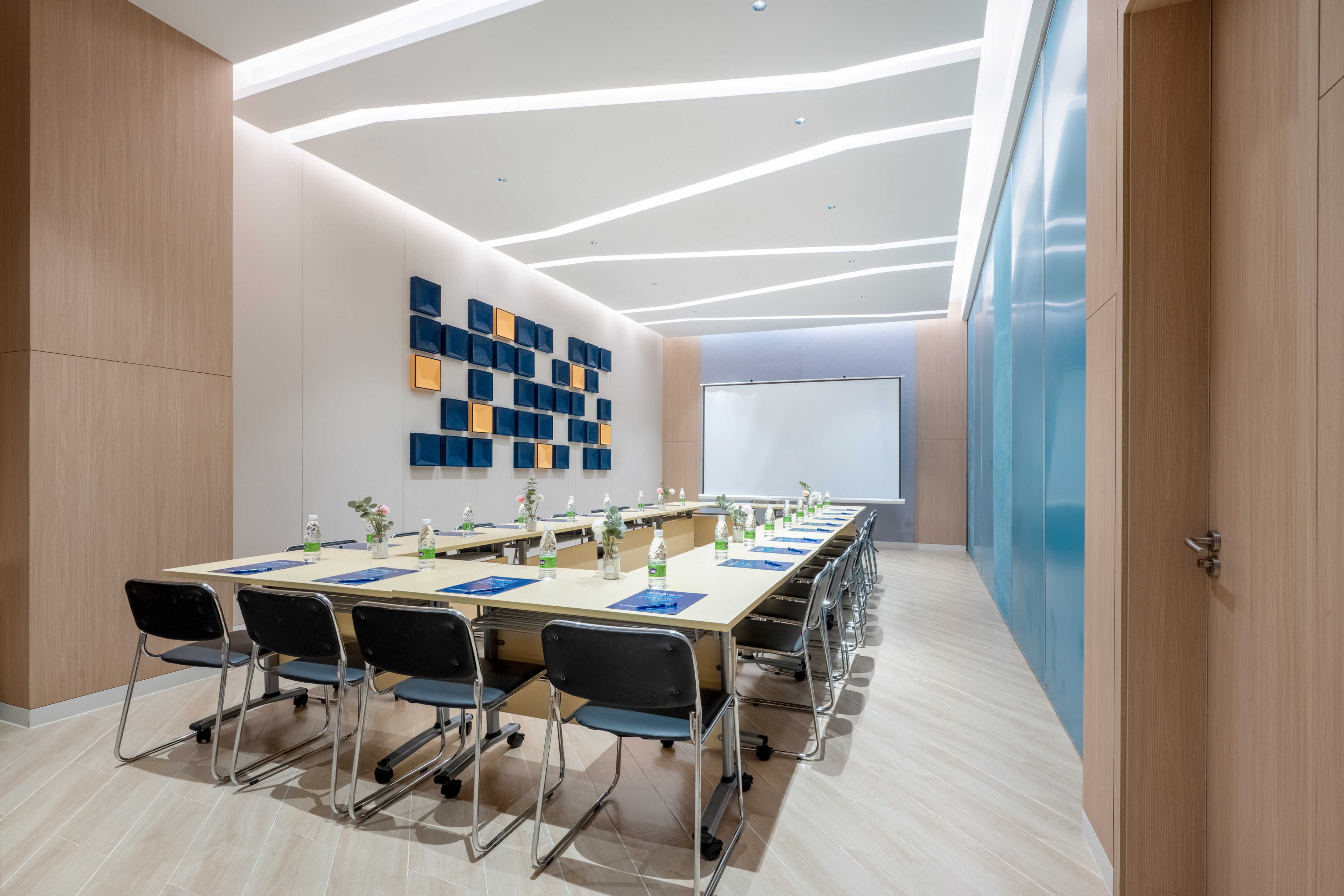 Holiday Inn Express Jiangmen Jianghai 66/79
