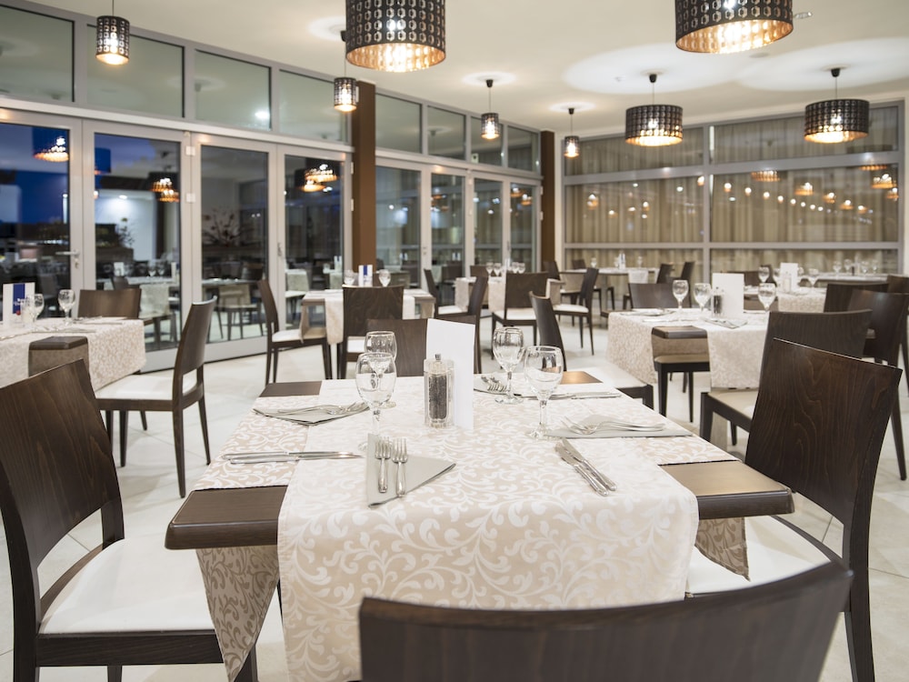 Crvena Luka Family Hotel 45/78