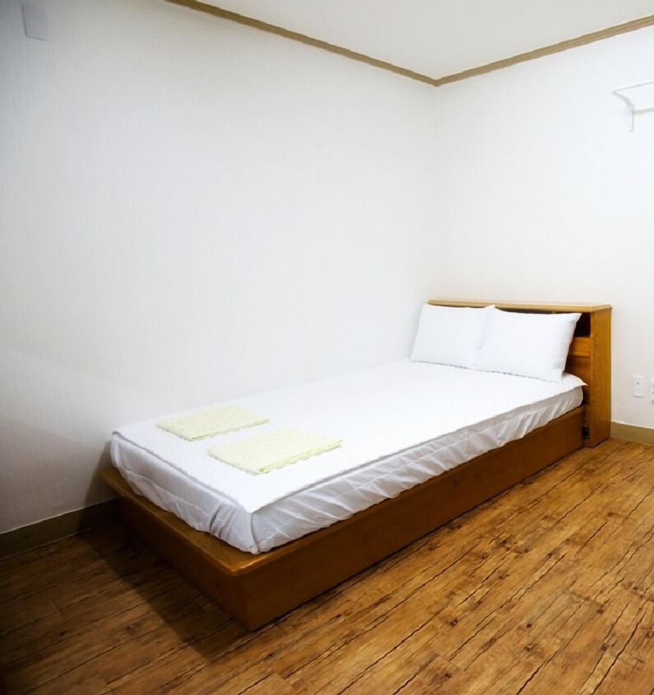 ROOM, SINGLE