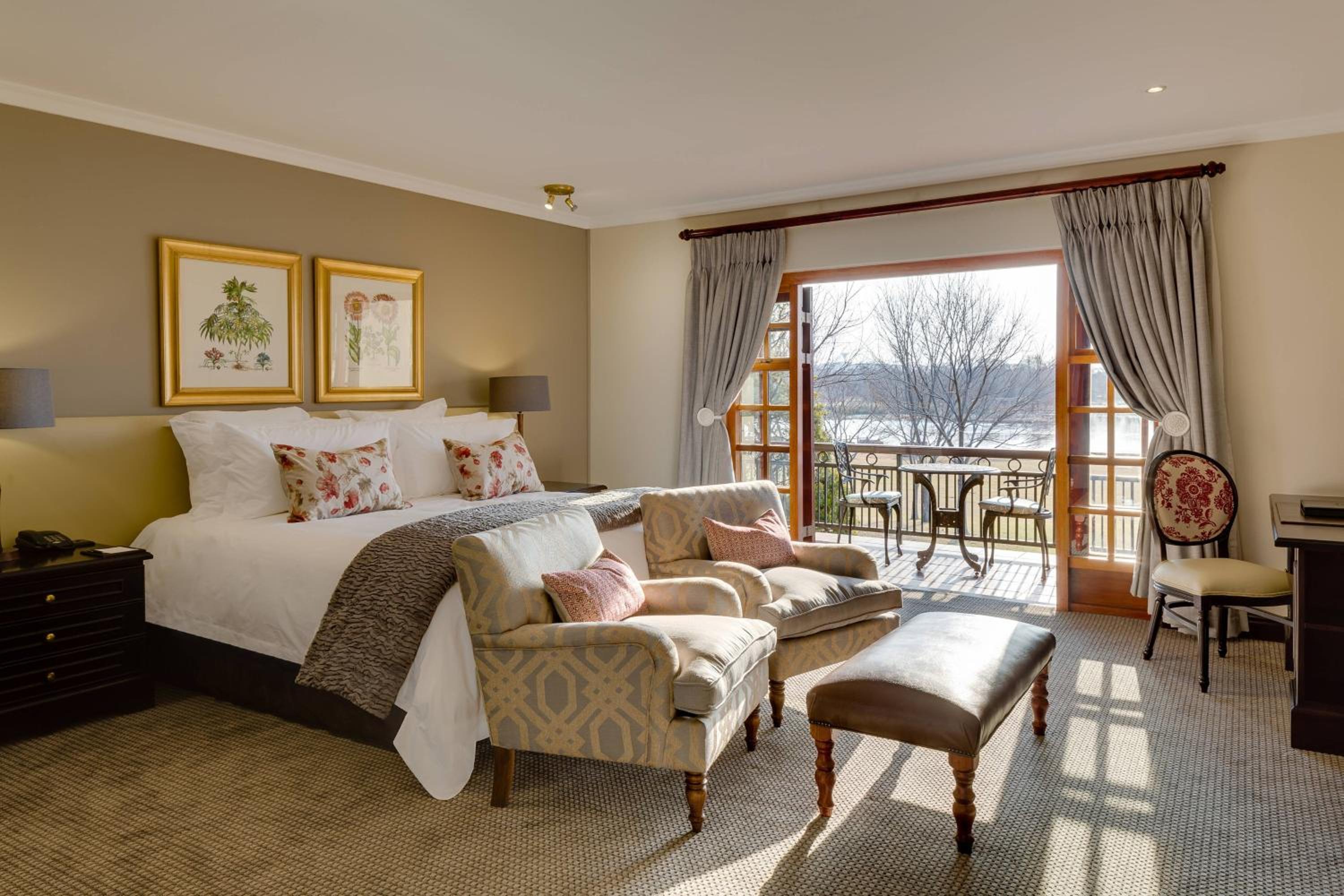 غرفة بسرير كينج بإطلالة على البحيرة بشرفة مع أريكة، Irene Country Lodge, Autograph Collection 6/10