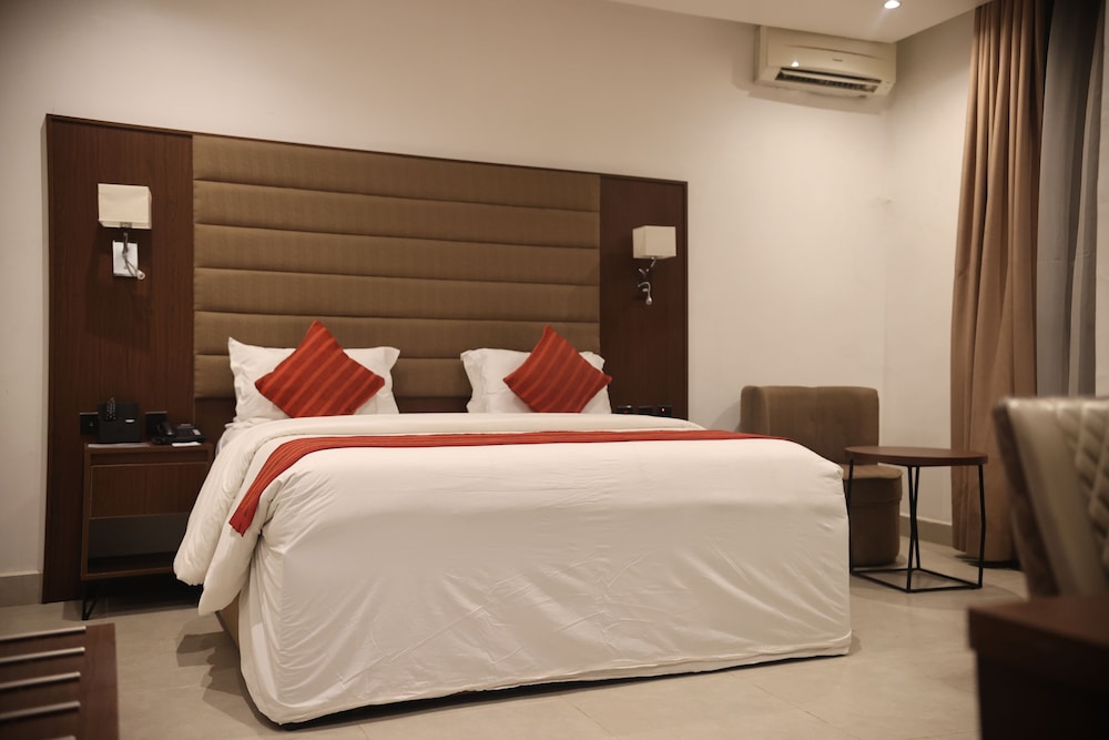 EXECUTIVE, SUITE, QUEEN BED