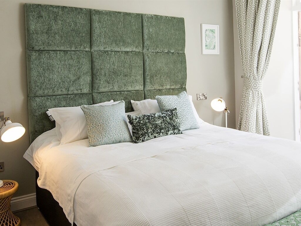 DELUXE, DOUBLE OR TWIN BED